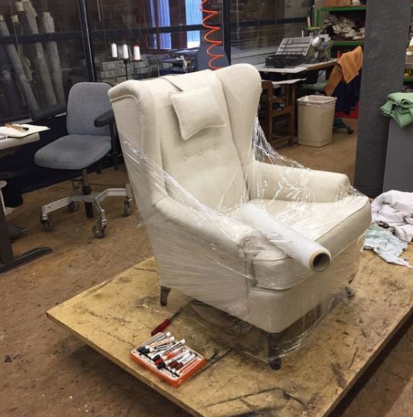 Restauratie & herstoffering fauteuil in lichte stof